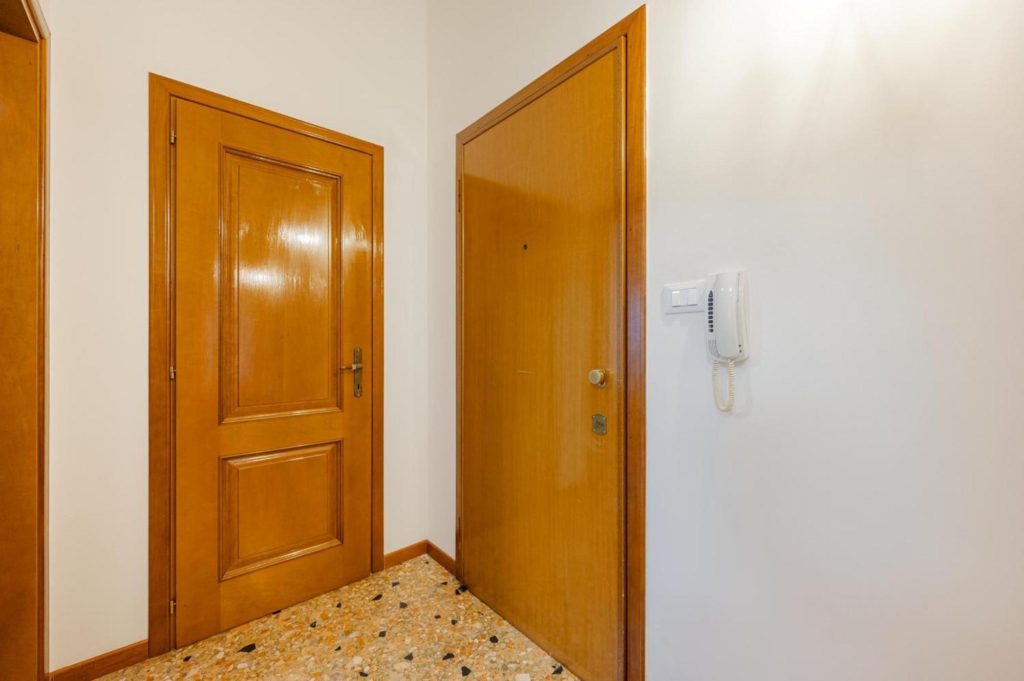 Tatiana Flat - 10 Minutes To - Mestre Train Station - Free Parking Apartment