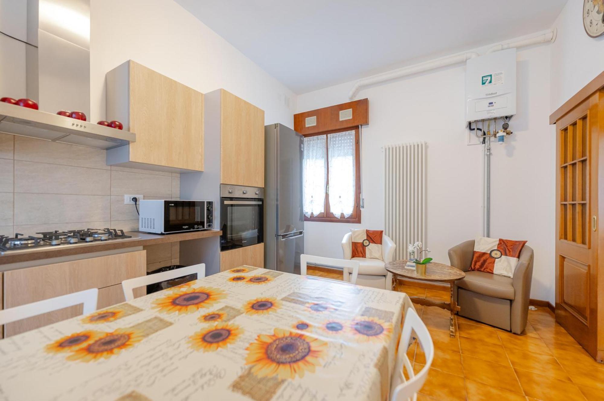 Tatiana Flat - 10 Minutes To - Mestre Train Station - Free Parking Apartment