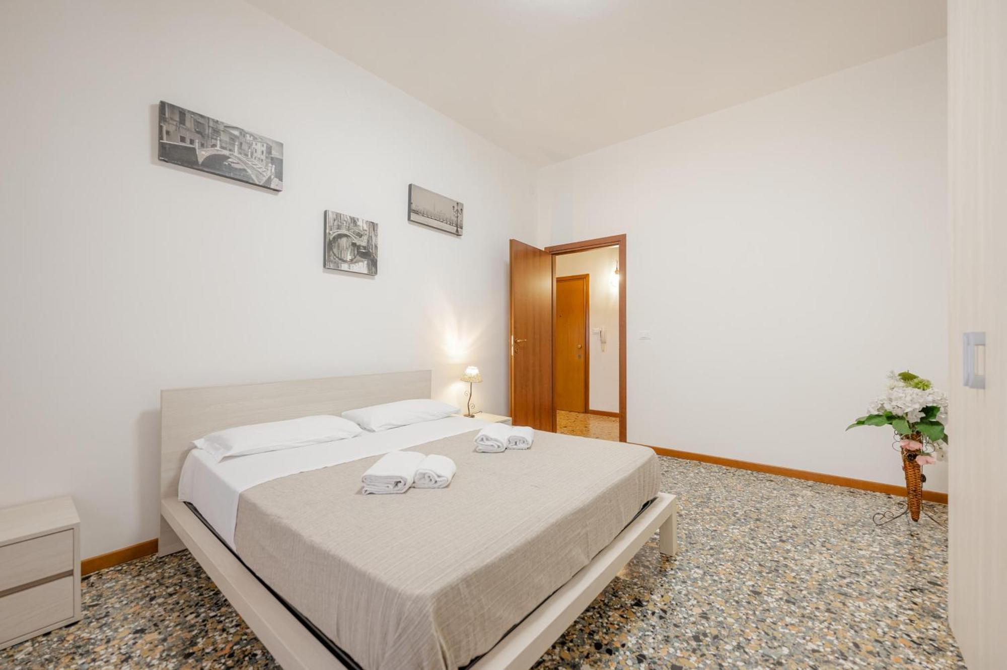 Apartment Tatiana Flat - 10 Minutes To - Mestre Train Station - Free Parking *