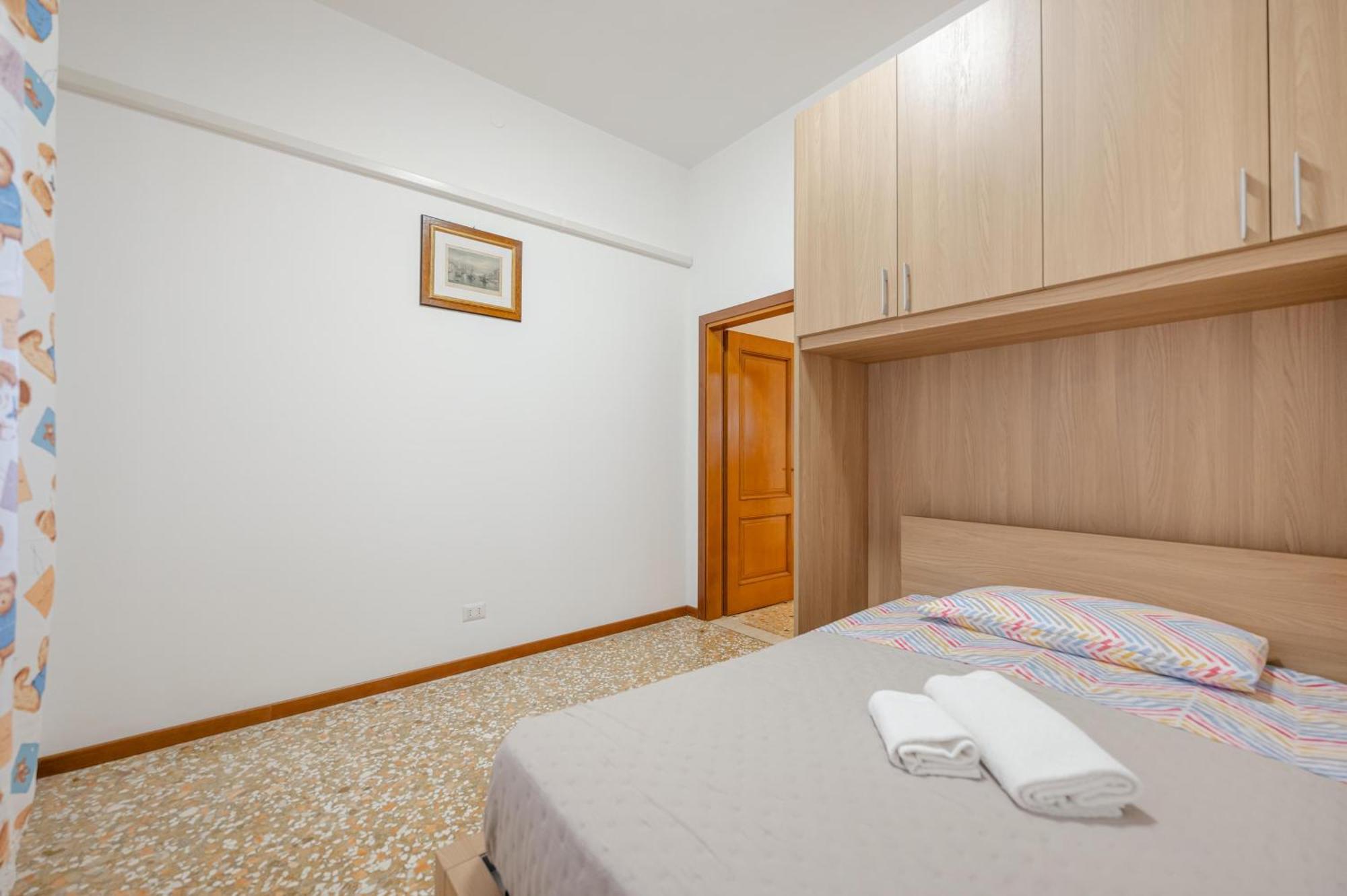 Tatiana Flat - 10 Minutes To - Mestre Train Station - Free Parking Apartment